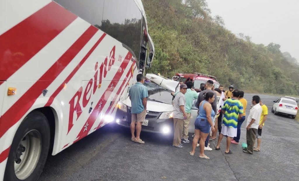 Manabí: accidente entre bus y automóvil deja un fallecido y varios heridos