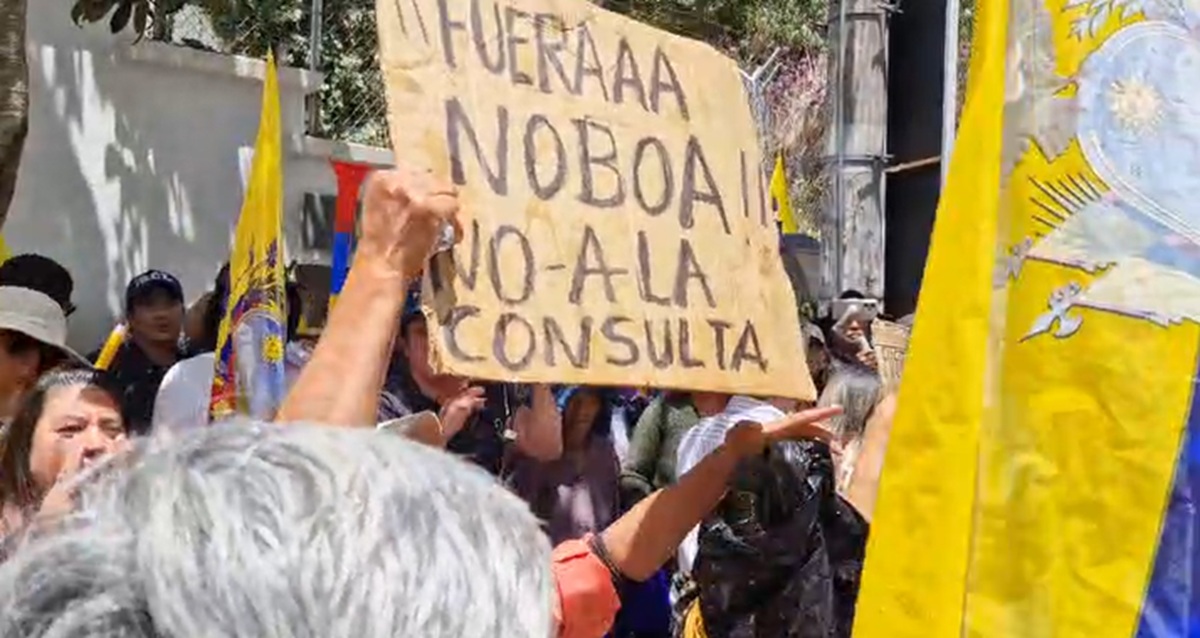 ¿Nazis en la marcha de Noboa en Quito?: se pintaron la esvástica en el ...