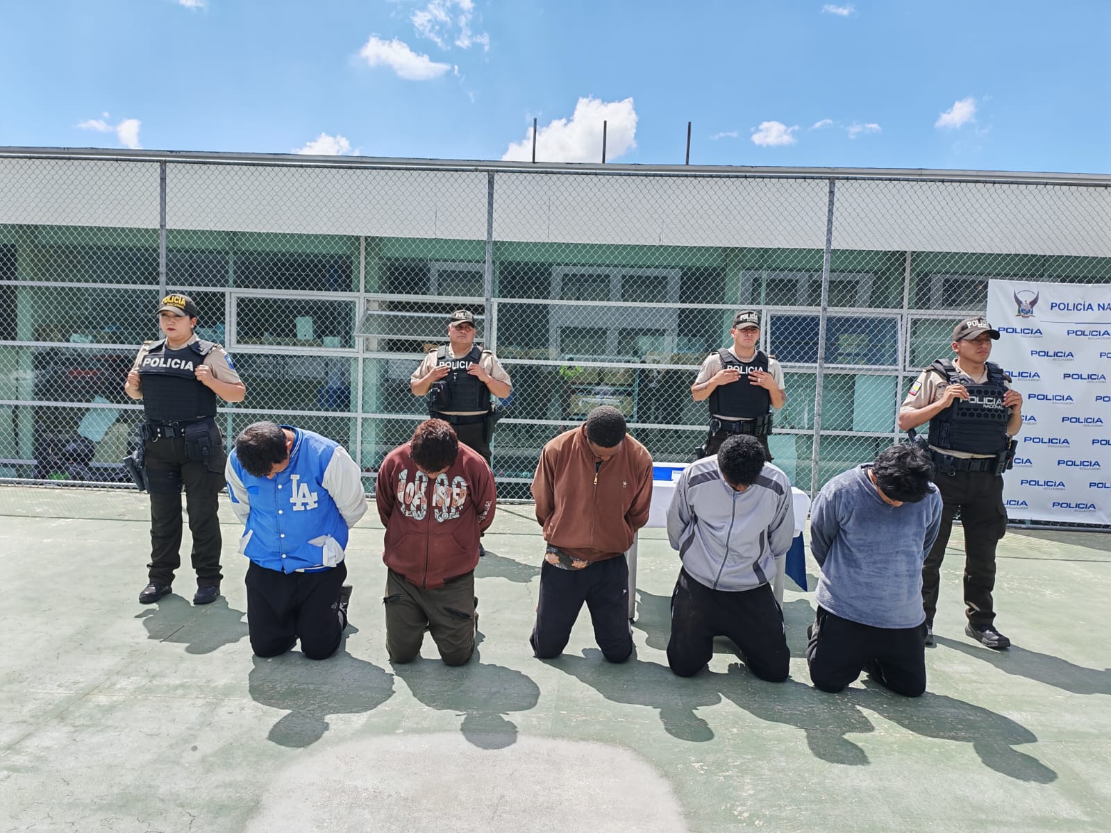 Quito | En Oyacoto se escondía una banda de robacarros que fue ...