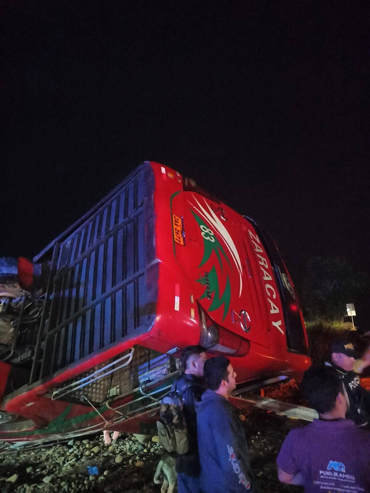 Dos muertos y 14 heridos en choque entre bus y camioneta en Puebloviejo
