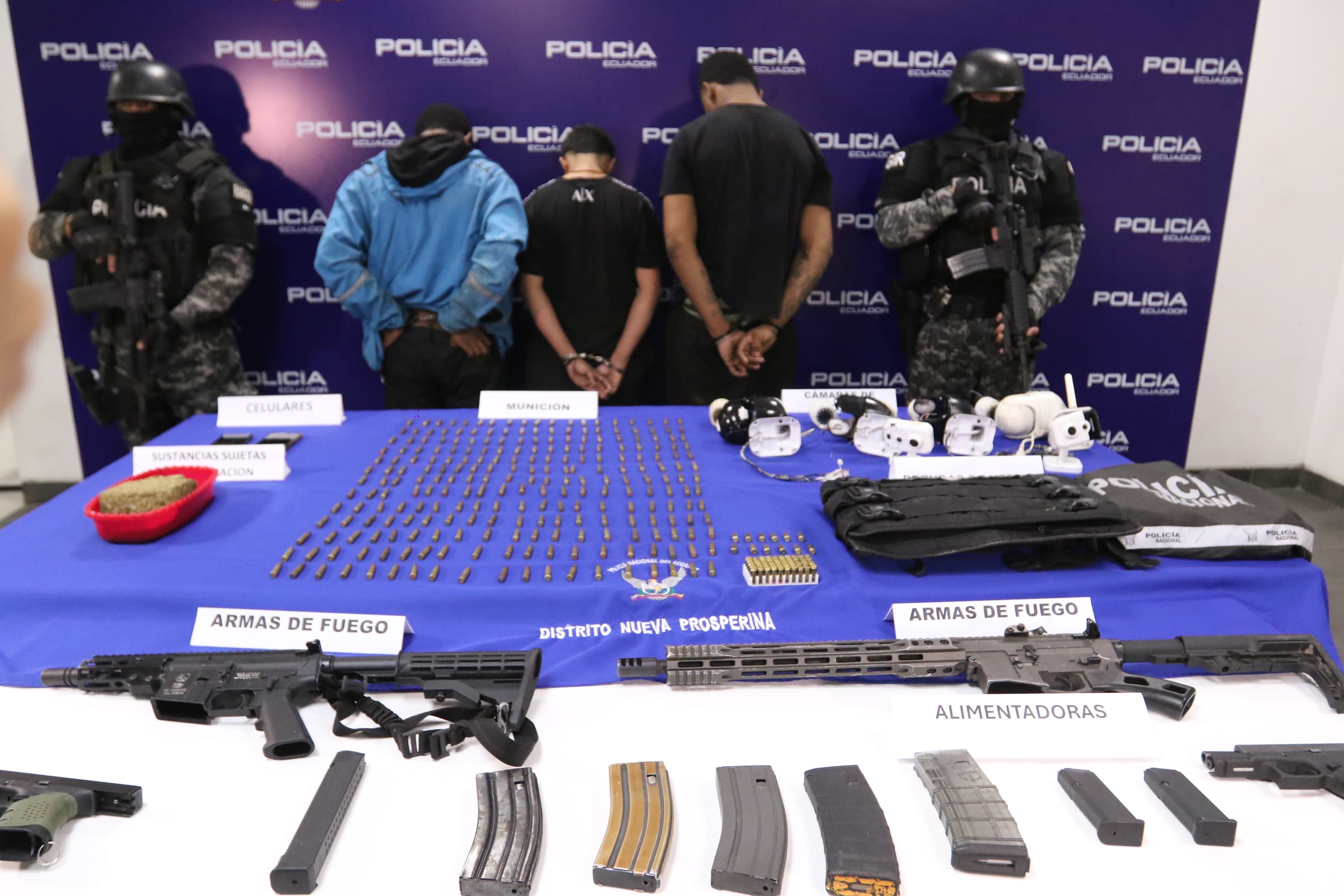 Adolescente aislado y dos adultos detenidos con armas en Guayaquil ...