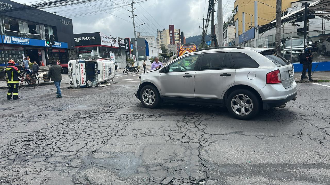 Choque de ambulancia y vehículo dejó un herido en el norte de Quito ...