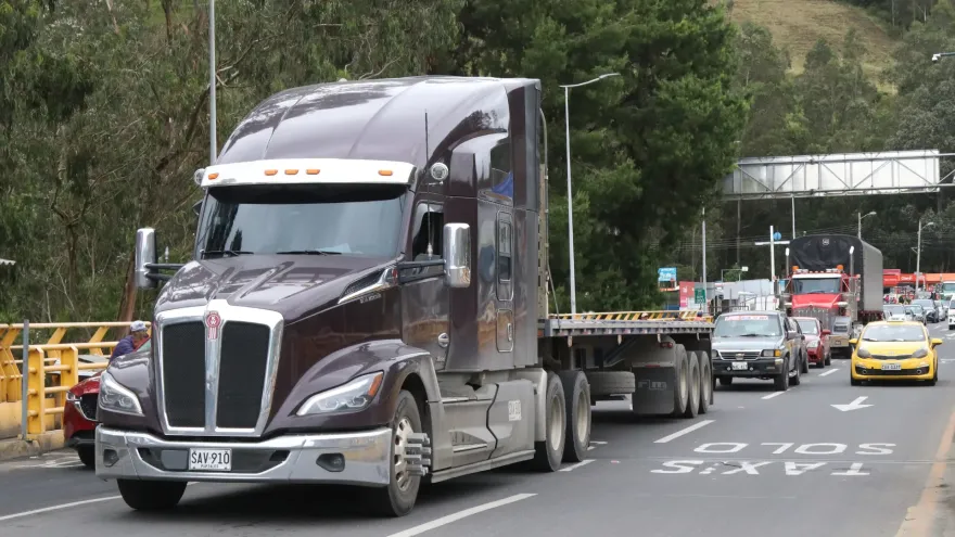Transportistas anuncian paro por los aranceles del 30 %.