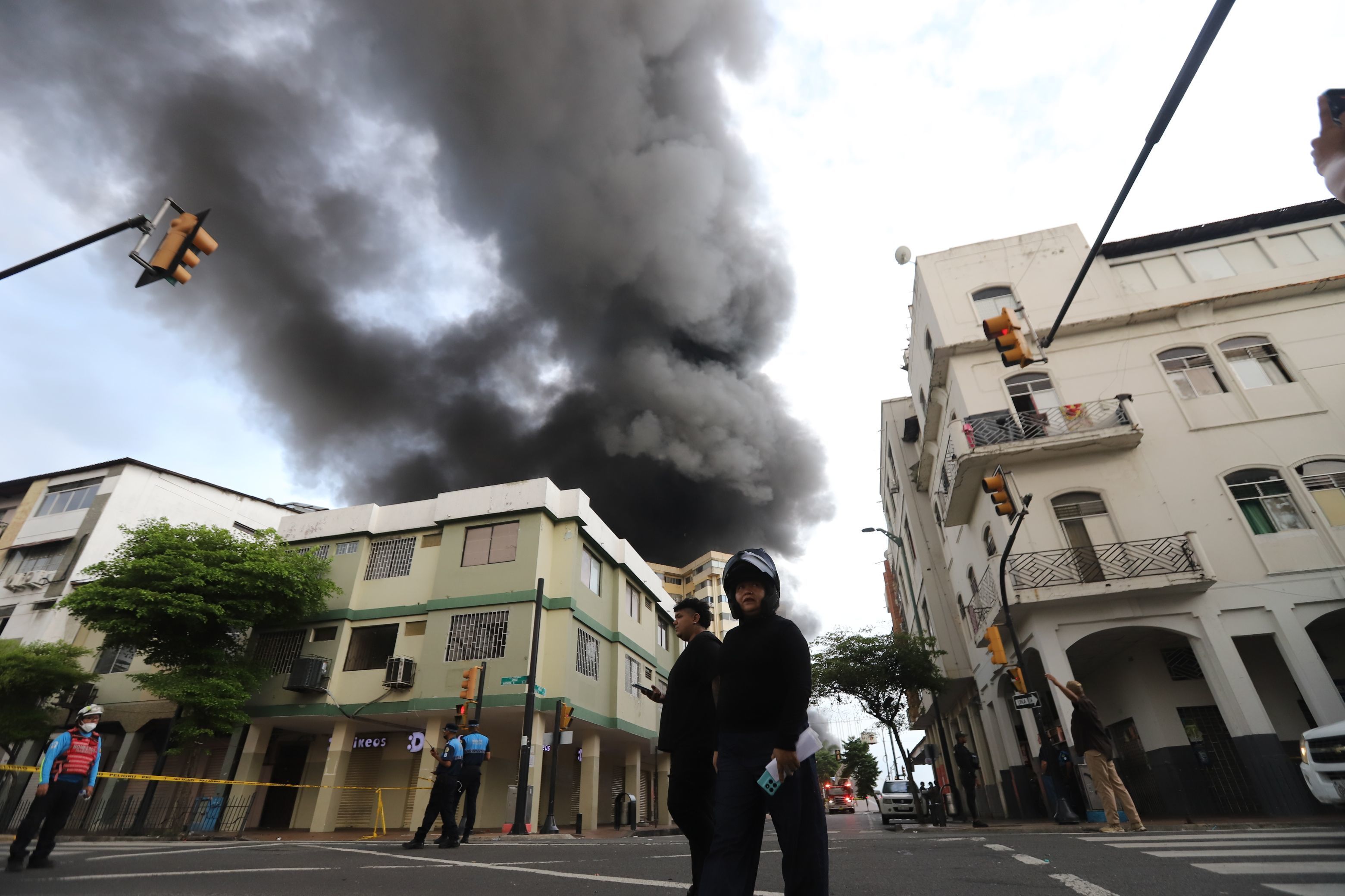 Incendio en el centro de Guayaquil deja a comerciantes en cero a días ...