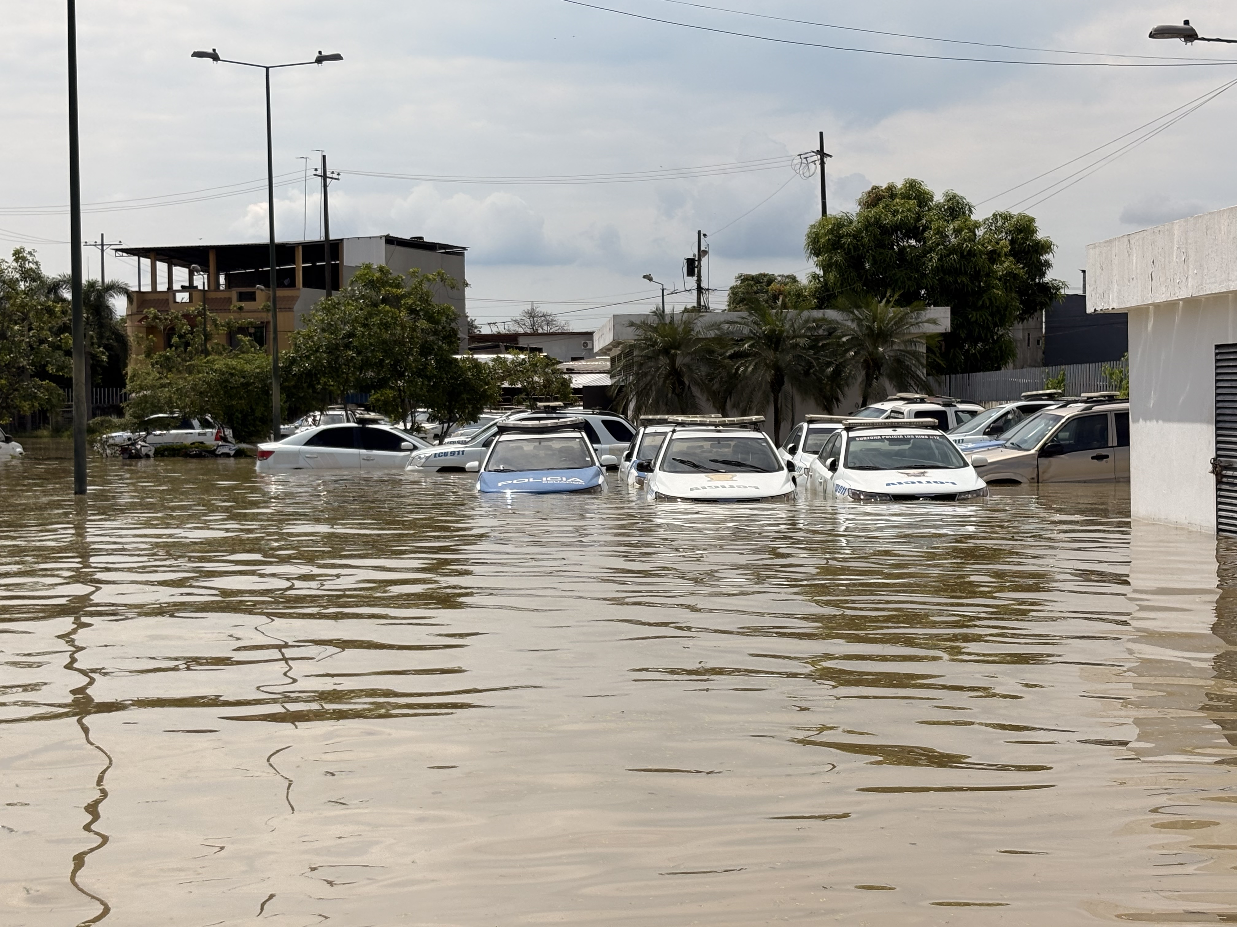 Inundación en Babahoyo levanta el piso de la UVC y obliga a evacuar ...