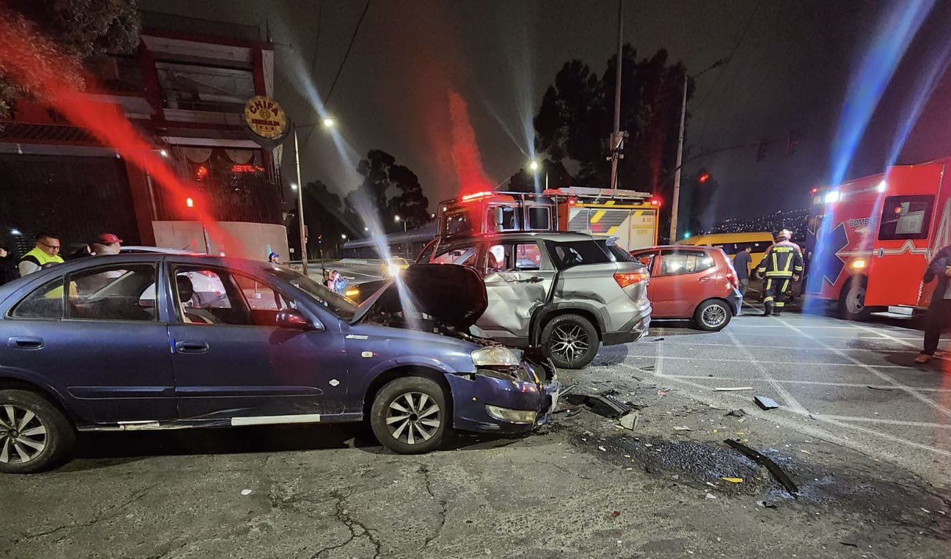 Choque entre tres vehículos en el sur de Quito deja un muerto y tres ...