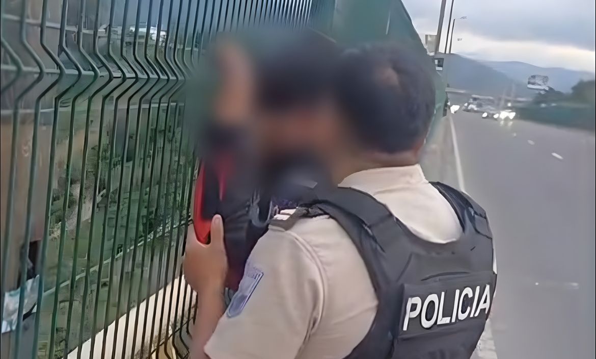 Tumbaco: Policía impidió que un hombre se arrojara desde el puente ...