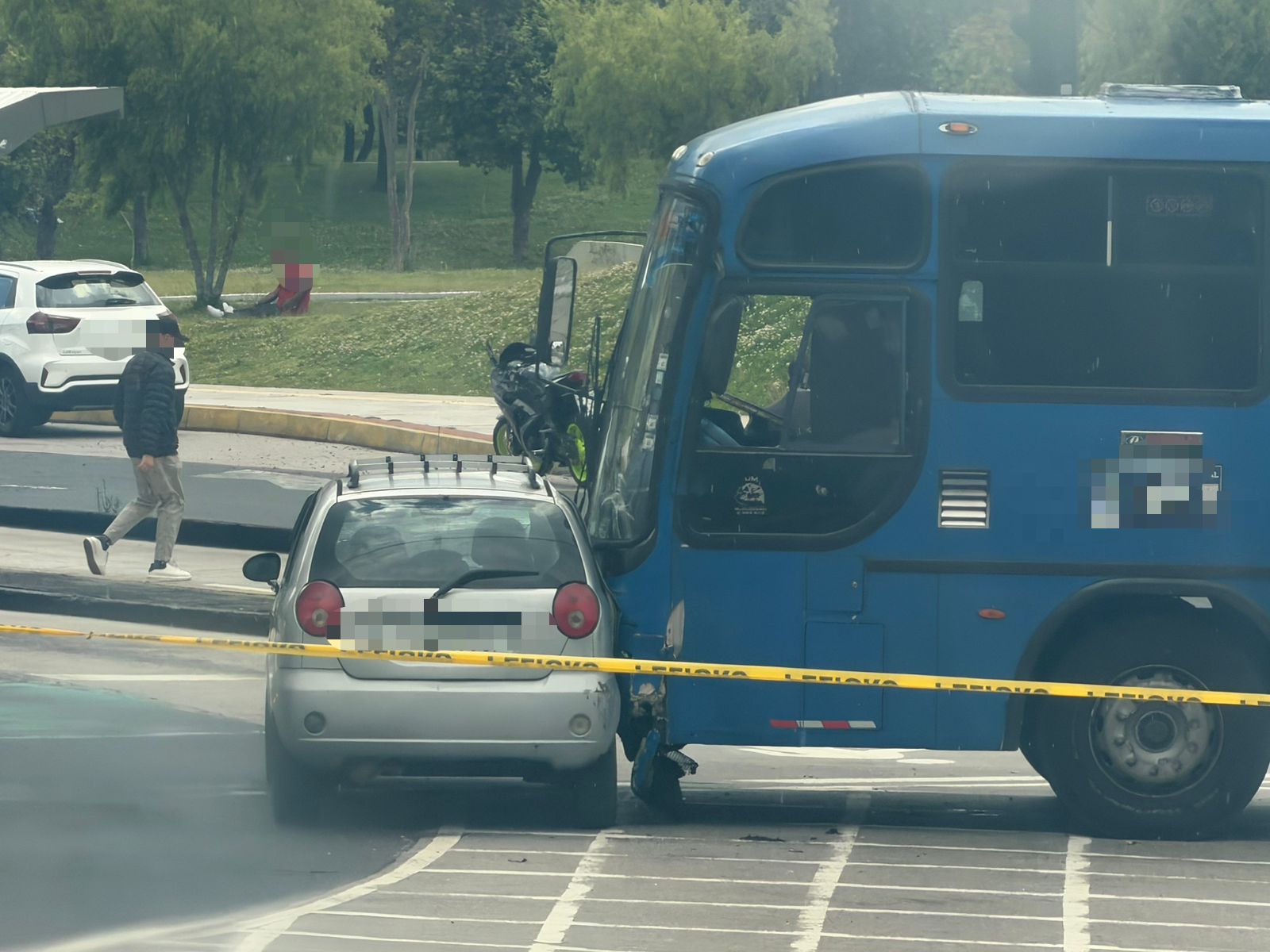 Choque entre bus y auto deja tres heridos y colapsa el tránsito en el ...