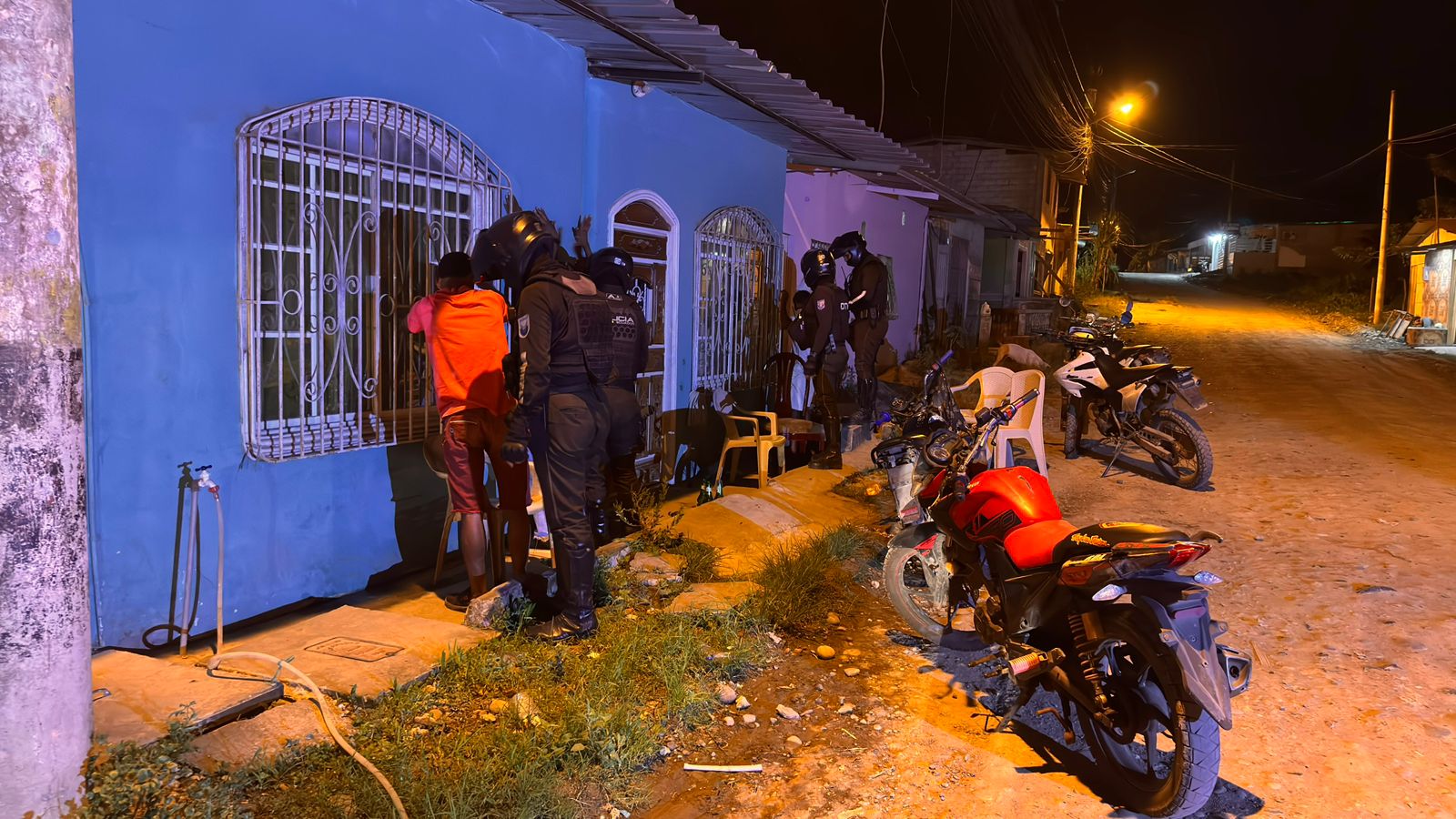Toque de queda en Esmeraldas: 19 detenidos y armas incautadas durante ...