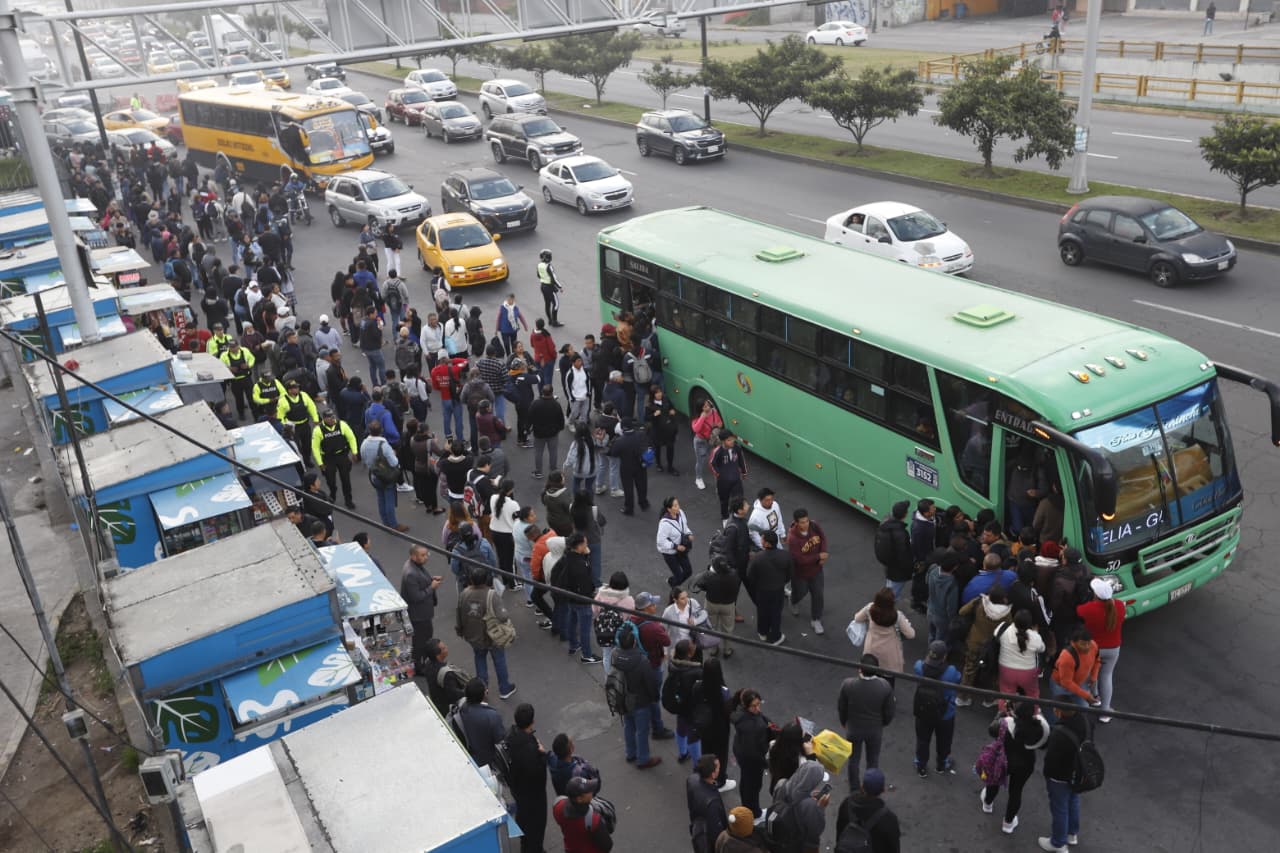 Crisis de buses en Quito: Caos, demoras e inconformidad de usuarios ...
