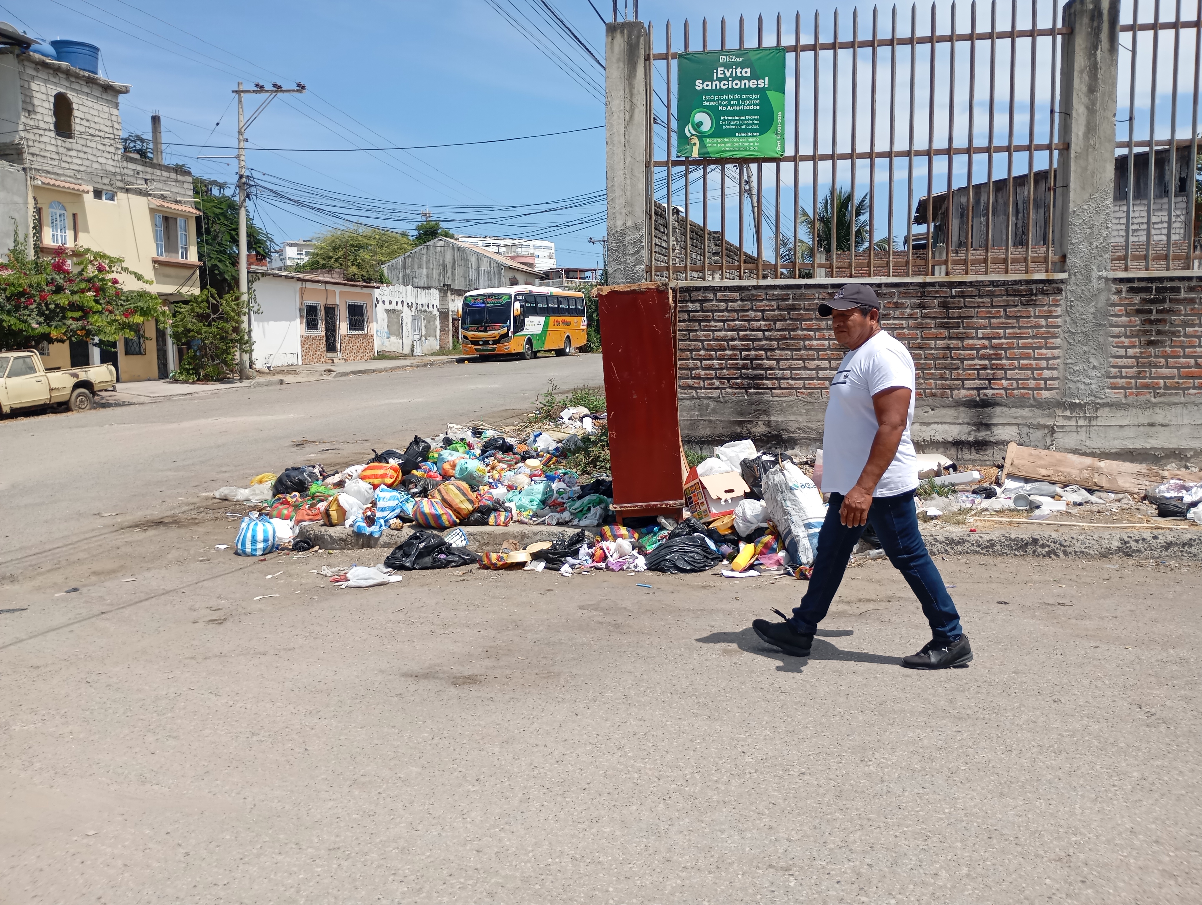 En Playas, la gente se queja de la insuficiente recolección de basura y ...